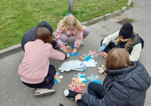 uczniowie w czasie układania puzzli