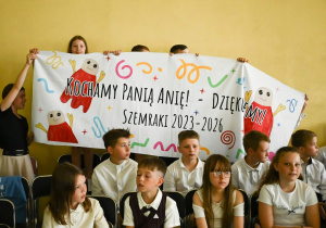 uczniowie klasy 3 z podziękowaniami dla wychowawczyni