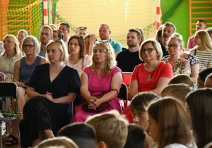 łzy wzruszenia w czasie zakończenia roku - zdjęcie grupowe nauczycieli i rodziców
