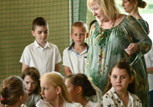 pożegnanie nauczyciela przez uczniów