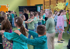 Uczniowie tańczą tworząc długiego węża 1.