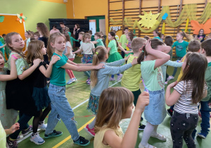 Uczniowie tańczą tworząc długiego węża 2.
