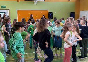 Uczniowie tańczą makarenę 2.