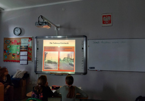 uczniowie ogladaja zdjęcia- prezentację przedstawiajacą miejsca w konstantynowie wczoraj i dziś