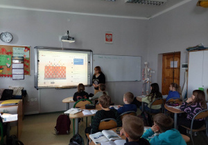nauczyciel omawia uczniom historię herbu Konstantynowa