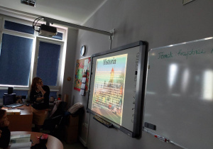 nauczyciel przedstawia uczniom historie miasta, pokazuje na slajdach miejsca które pochodzą z początków XX w.