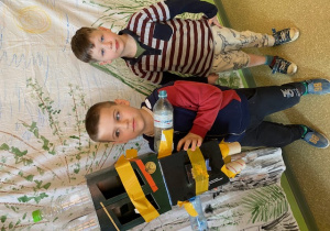 Chłopcy prezentują swojego ekorobota
