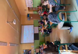 Uczniowie oglądają film o wysypisku śmieci.