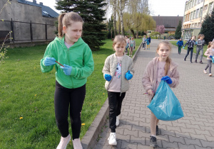 Dziewczynki zbierają śmieci
