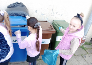 Dzieci segregują śmieci