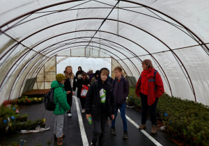 uczniowie w tunelu foliowym gdzie roną rośliny