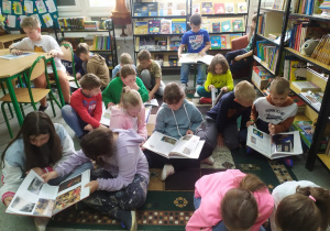 Dzieci podczas warsztatów w bibliotece
