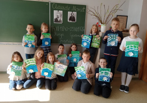 Grupa uczniów prezentuje mostek wykonany po przeczytaniu książki*Linnea w ogrodzie Moneta ".