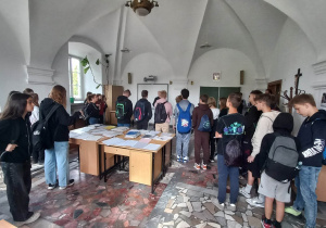 Uczniowie zwiedzają Klasztor w Lutomiersku