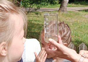 Dzieci sprawdzają poziom wody po opadach