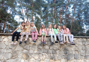Dziewczynki siedzą na murku