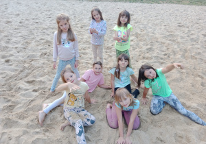 Dziewczynki podczas zabawy na piasku