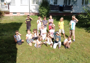 Grupa dzieci na dworze
