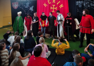 Uczniowie prezentują ubiory różnych stanów średniowiecznych.