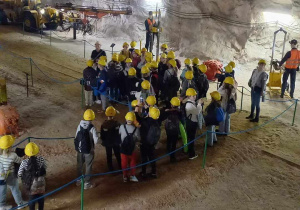 uczniowie w trakcie zwiedzania kopalni