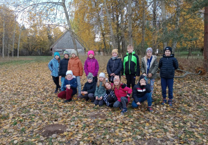 Zbiorowe zdjęcie uczniów na tle jesiennych drzew.
