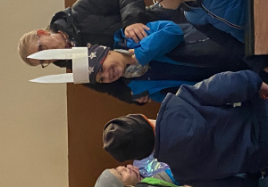 Uczeń ma na głowę opaskę osłą.