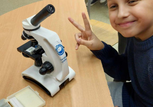 uczeń ogląda preparaty mikroskopowe stałe