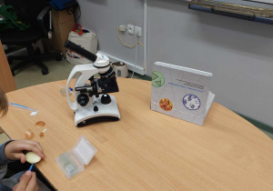preparaty i mikroskop zakupione w ramach projektu Laboratoria Przyszłości