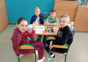 Dzieci w grupie podczas rozwiązywania zadań