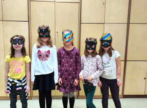 Dziewczynki prezentują wykonane przez siebie maski