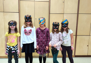 Pięć dziewczynek prezentuje wykonane przez siebie maski