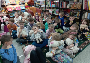 Zdjęcie z misiami w szkolnej bibliotece
