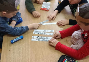 Dzieci układają misie z puzzli