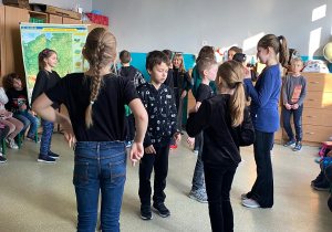 Uczniowie tańczą po kole.1