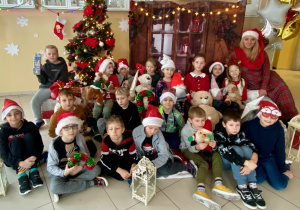 Zbiorowe zdjęcie uczniów na świątecznym tle .