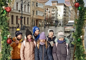 Sześciu ucznió stoi w świątecznej ramce z napisem Kocham Łódź