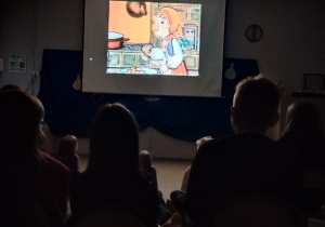 Dzieci oglądają film animowany