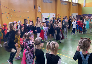 Uczniowie tańczą w kole. 2