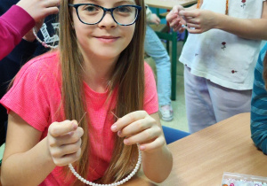 Uczniowie wykonują własne zestawy biżuterii