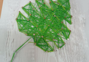 Liść wykonany techniką String-Art.