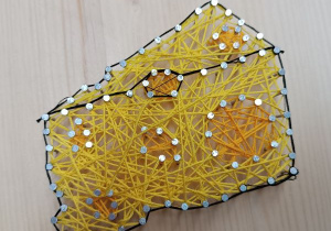 Kawałek sera wykonany techniką String-Art.