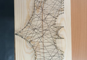 Nietoperz wykonany techniką String-Art.