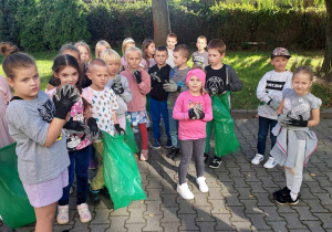 klasa I w gotowości do sprzątania terenu