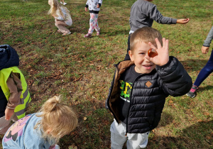 Dzieci zbierają kasztany