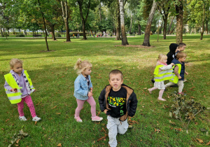 Dzieci szukają darów jesieni