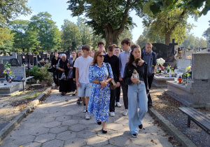 przemarsz uczniów pod pomnik