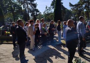 uczniowie w czasie uroczystości odsłonięcia pomnika