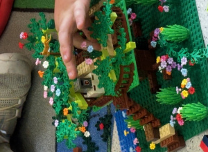 Drzewo i domki ułożone z klocków Lego