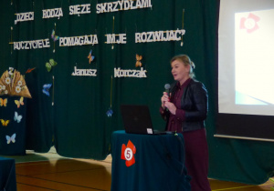 Dyrektor Poradni Psychologiczno - Pedagogicznej w Konstantynowie Łódzkim - Monika Piechulska-Wołosz w trakcie przemowy