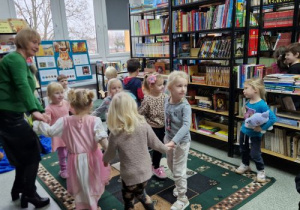 Taniec podczas zajęć w bibliotece